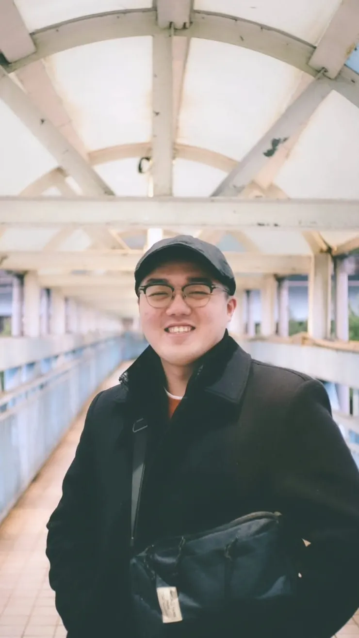 照片為24歲的鍾稜鏡。瞧!這個老師。歷史或許會記錄下這一青年教師的自信與笑容。