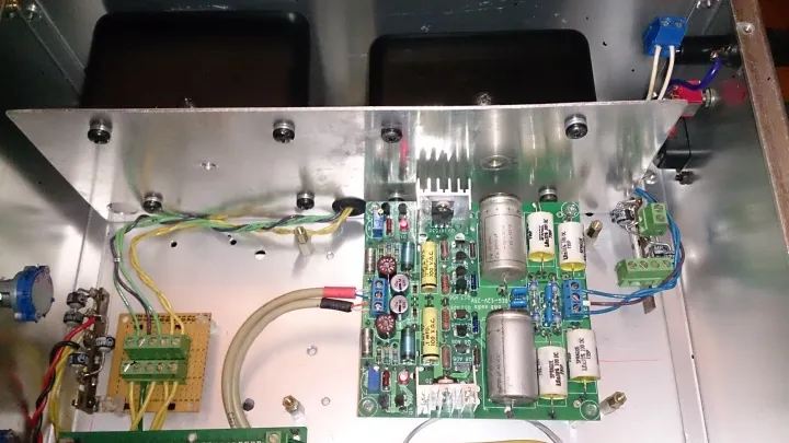 （編註：2022 4月將類比 +/- 15V 供電由 LT1085/1033 換成巴部音響的窪田式穩壓第3版，聲音表現很乾淨有厚度，很能夠展現樂器聲音所散發的質感，對於抑揚頓挫的節奏變化也掌握的很好）