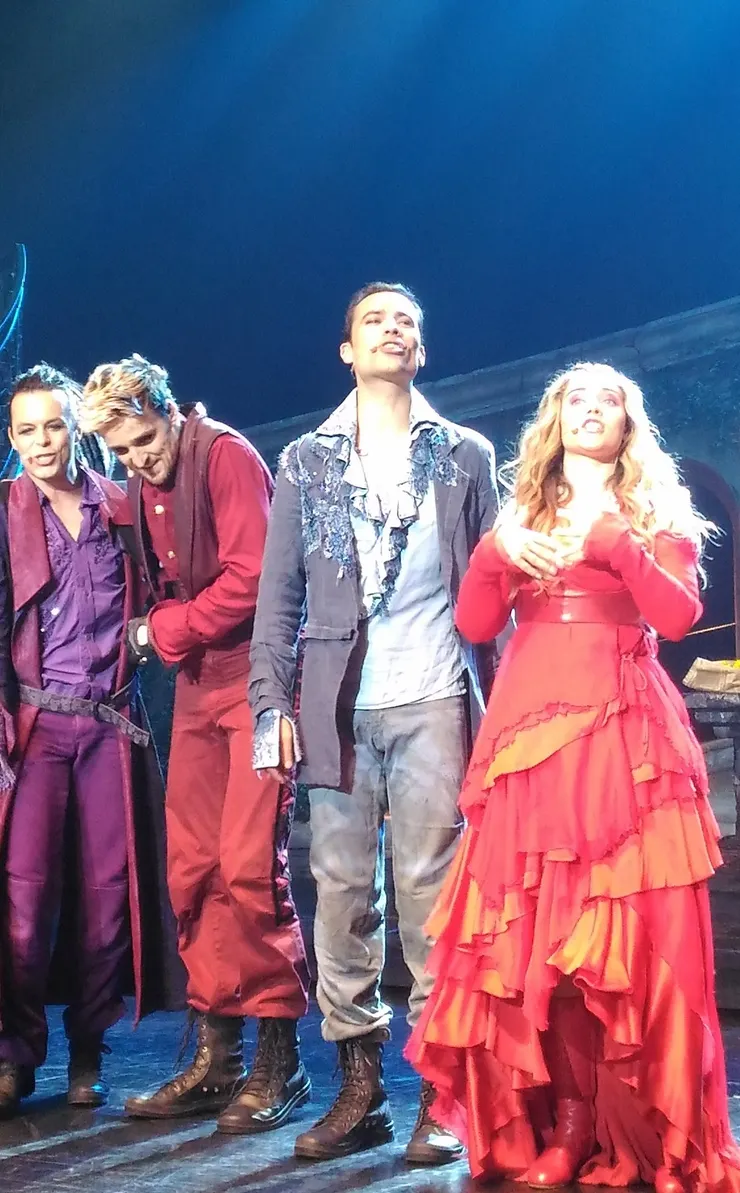 男女主角的近照