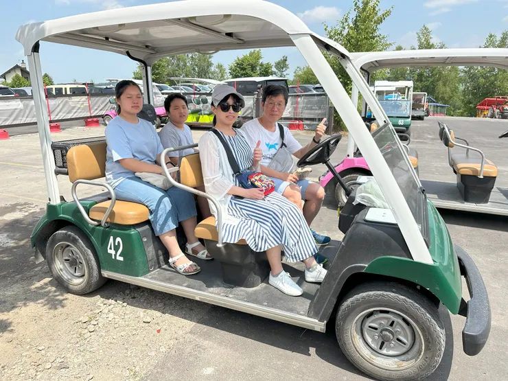 這位大哥很忙，但很客氣地幫我們拍照