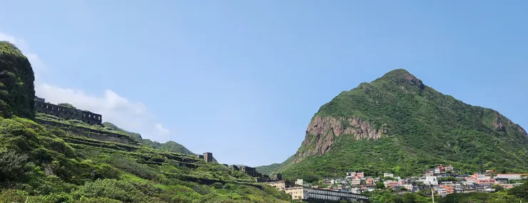 父親看過的雞籠山，在人類眼中看起來，絲毫沒有任何變化。跟大自然相比，人的一生是何其的短暫。