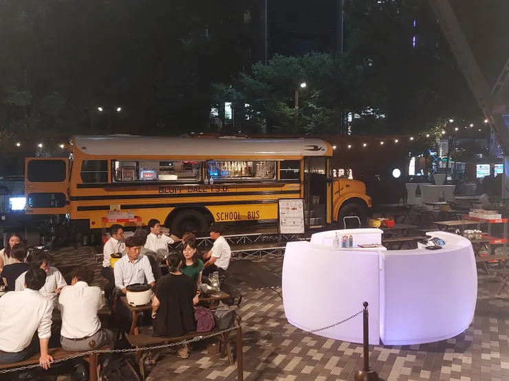 電視塔附近的行動餐車，很多人坐在附近好好享受名古屋的夜晚～