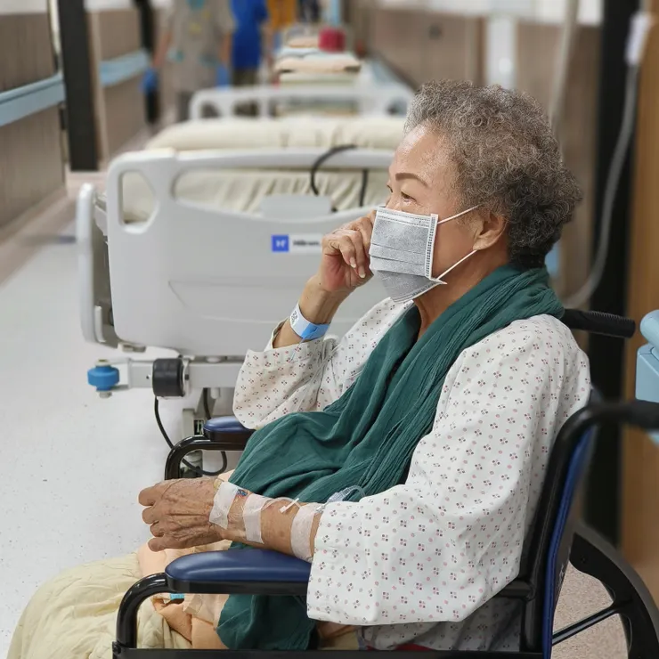 【門診手術Ｎ次老媽膽管終於通暢！因膽結石、膽管阻塞問題，一年來出入榮總門診加手術十餘次，真是折騰，7/2再做逆行性膽胰攝影，終於確定膽管已疏通，患者與家人都如釋重負。這是7/2在E.R.C.P室前等待檢查中。】