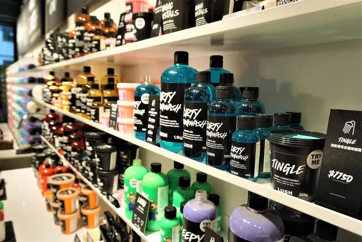 除了知名的手工皂、固體洗髮餅和泡泡浴球，Lush的裸裝產品線還包括固體潤膚露、身體磨砂膏、牙膏粒等，幾乎涵蓋了個人護理的各個方面。