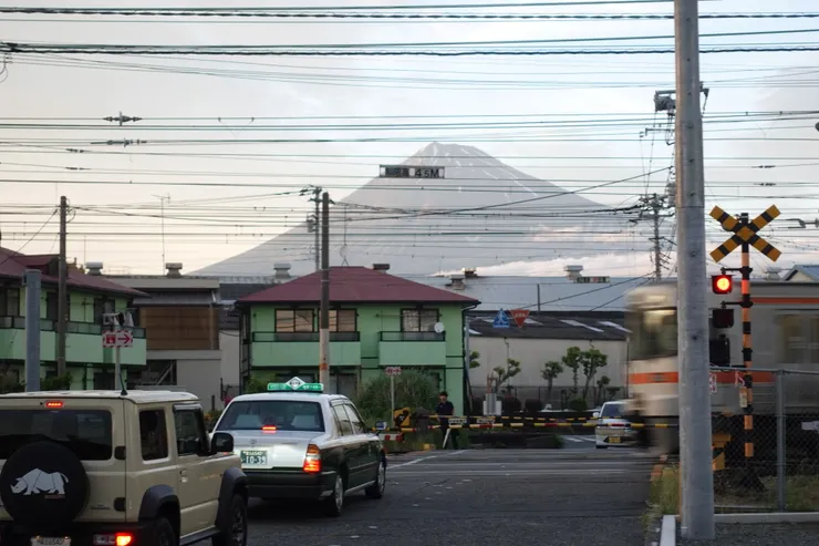這是每次出門常常都會經過的平交道,夕陽時分非常漂亮