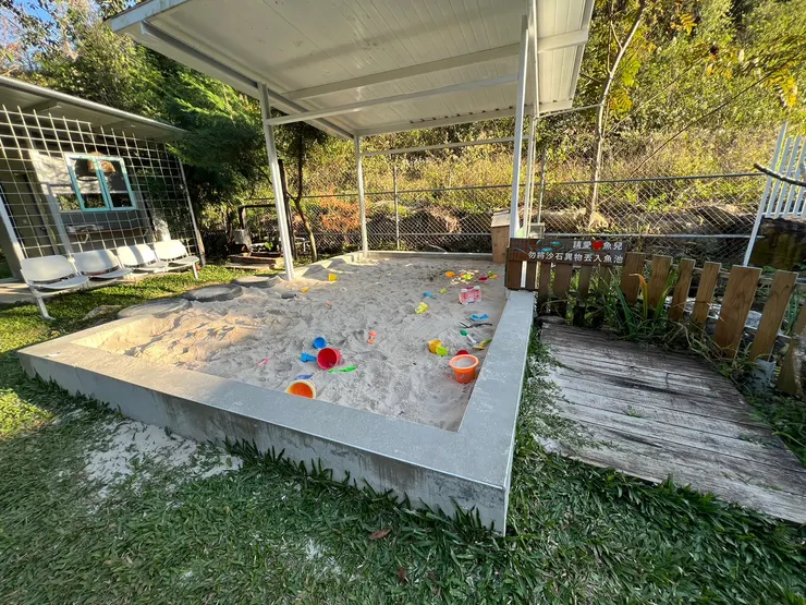 小朋友玩沙區