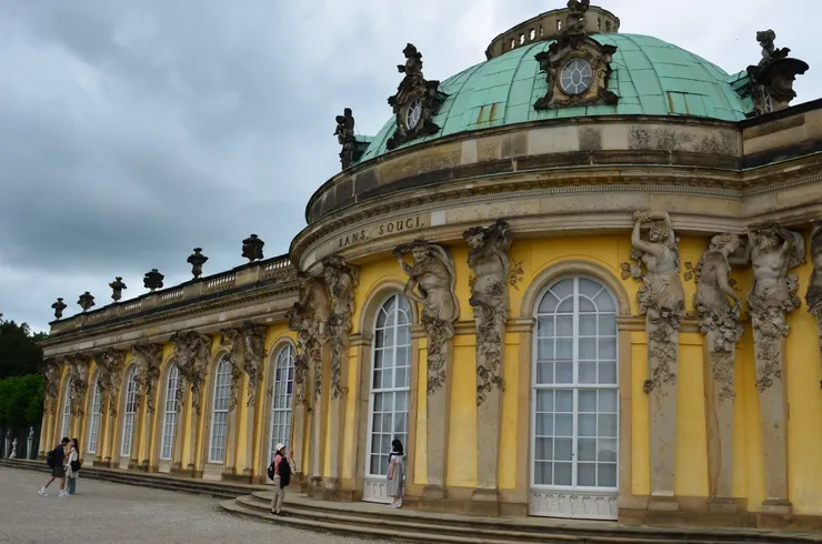 結合巴洛克與古典主義風格