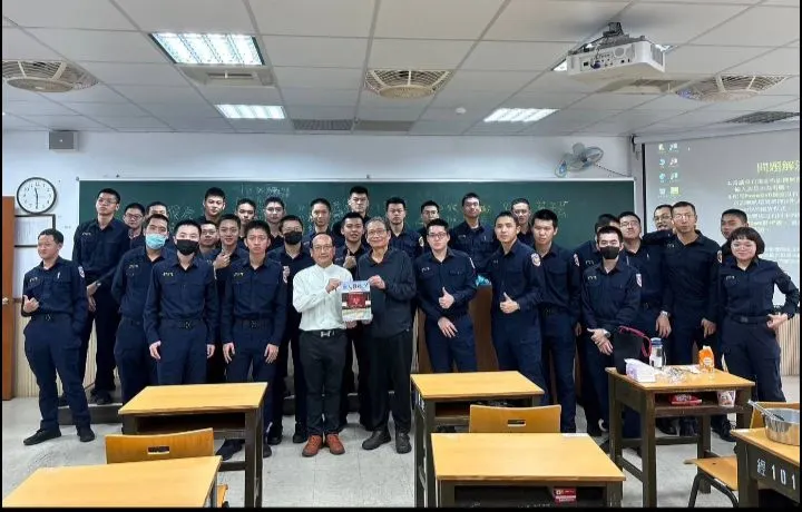 在占卜時，先問題，再用三枚錢或玉簡等，隨機投擲，得到六爻，根據六爻的陰陽變化，推算未來事情的吉凶，並對警察人生的事業、財運、健康、人際關係等方面做出預測。