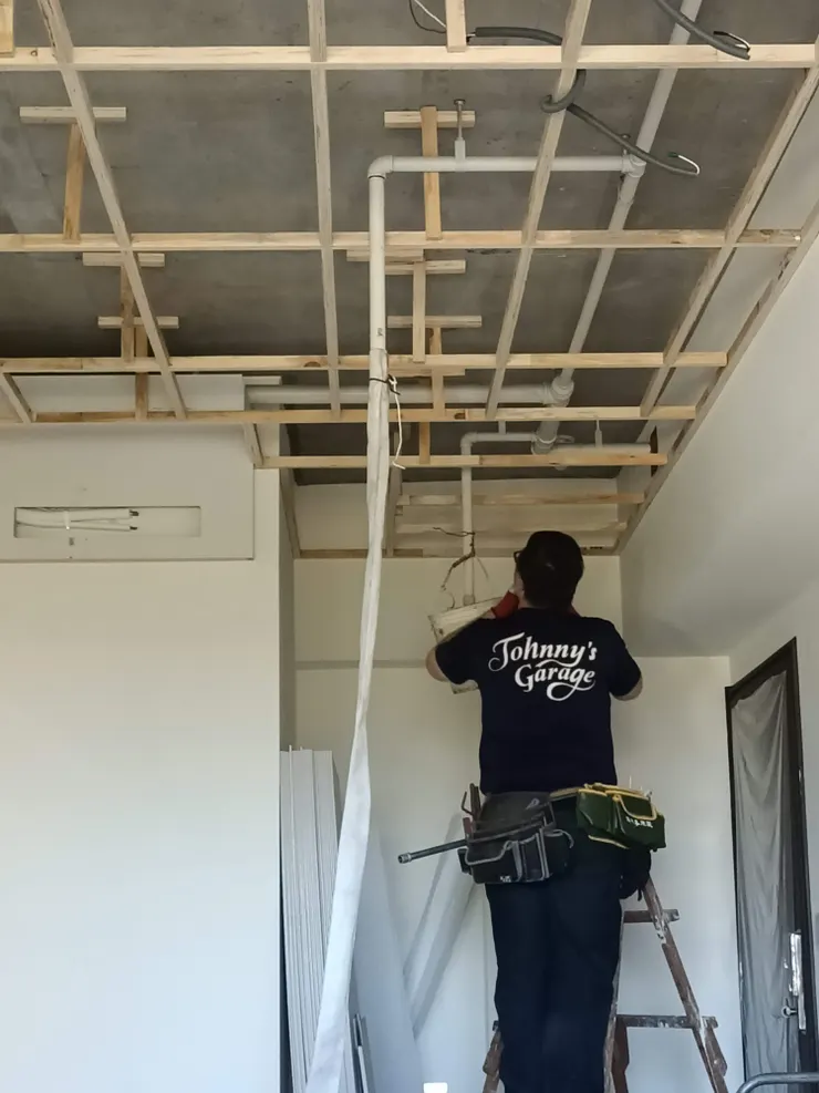 天花板施工中，灑水頭改長短