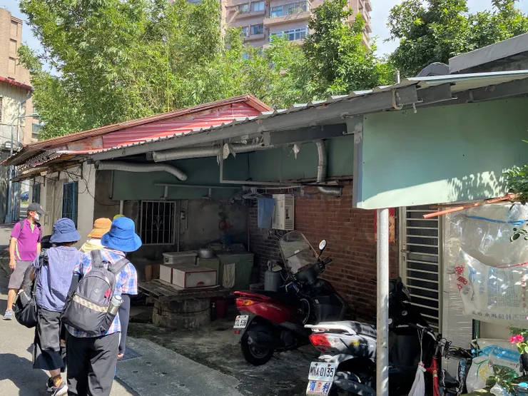 木柵路三段 50 巷 10 弄，一幢老屋前方有座鼓井