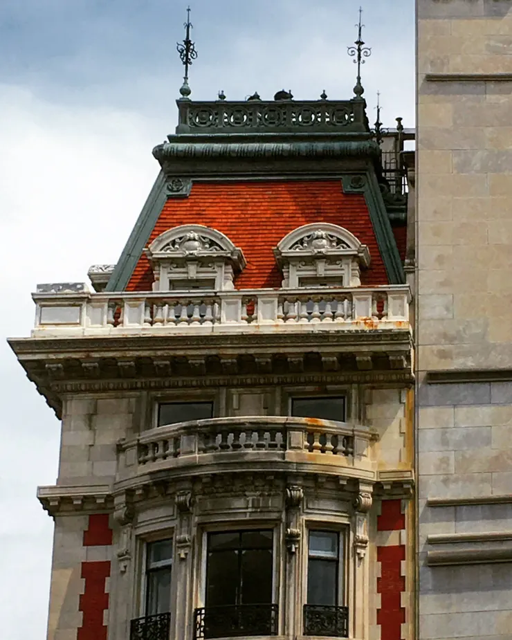 大都會美術館前的房子，Photo: Zora, 5th Ave , NY. (Jul. 17, 2019.)