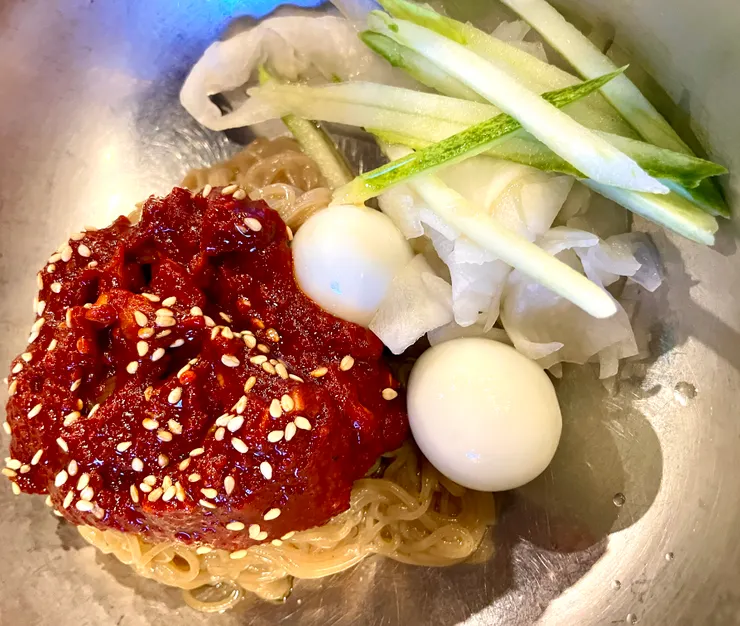 下山慶功吃黑豬肉，冷麵