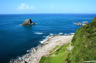 濱海步道沿著跳石海岸而建，因為海灘上都是巨大的礫石，以前得要在石頭上跳躍前進而得名