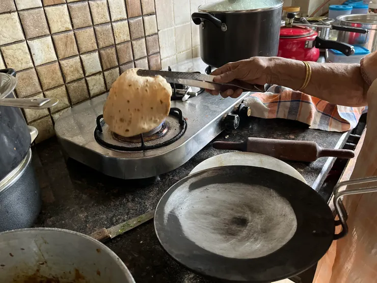 印度家庭吃的薄餅恰巴提（Chapati），我認識的大多數家庭，都是主婦在用餐時，從用麵粉桿麵開始從頭做起：製作麵團，擀麵，放進鍋上烤，然後放到瓦斯爐火上生烤，烤好的薄餅，再放鋪好餐巾布的餐藍。看她們做恰巴提，每次看到她們把恰巴提從鍋上提起來，直接放在瓦斯爐火上生烤，然後餅皮膨脹成一個大泡泡，我都覺得好神奇