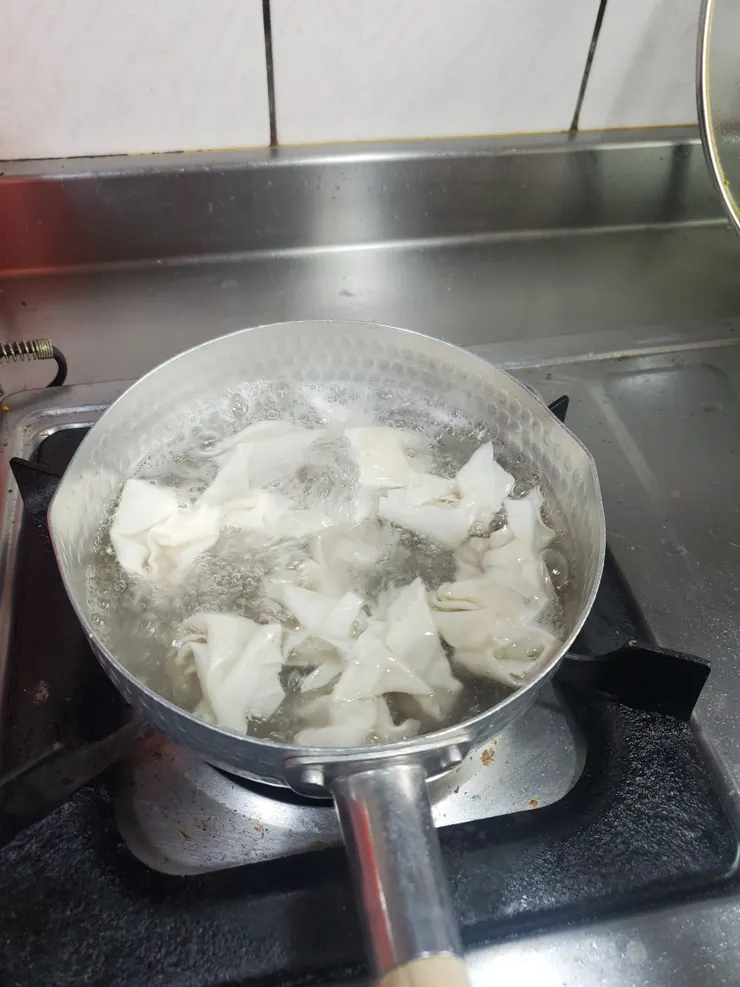 中火水滾後放入抄手