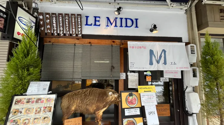 店門口就有一隻牛，完全能看出這間店在幹嘛。