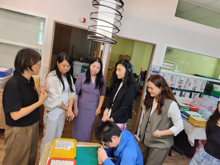 緬甸訪客參觀服務對象進行作業活動。