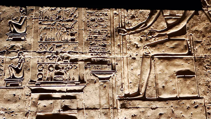 坐在椅子上醫術高明的印和闐