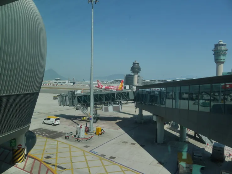 總說着要去臺灣，但說了好幾年都沒有任何實際行動，然後在某一天忽然提起 喂，我們要去泰國或者臺灣旅行嗎？ 就這樣馬上訂了兩週後的機票