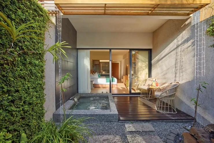 深受家庭客喜愛的池畔花園客房，客房專屬花園搭配Jacuzzi按摩浴池，盡享從早玩到晚的戲水樂趣，花園更配有專屬後門可直達椰林泳池。圖／墾丁凱撒提供