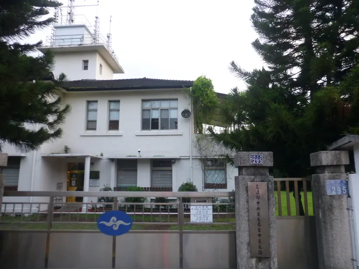 圖示：台灣官方組織改造前的中央氣象局台中氣象站。圖片來源為張居隱：https://www.shutterstock.com/zh/image-photo/2370222813