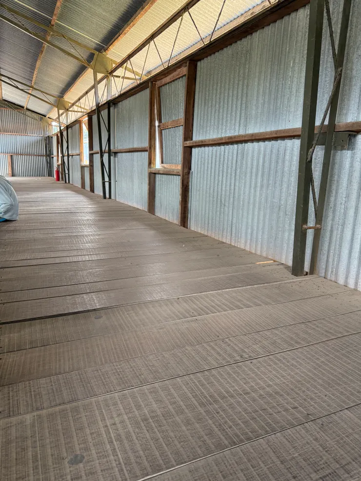 牢房內的大通鋪，地上鋪上水泥地，防止逃跑