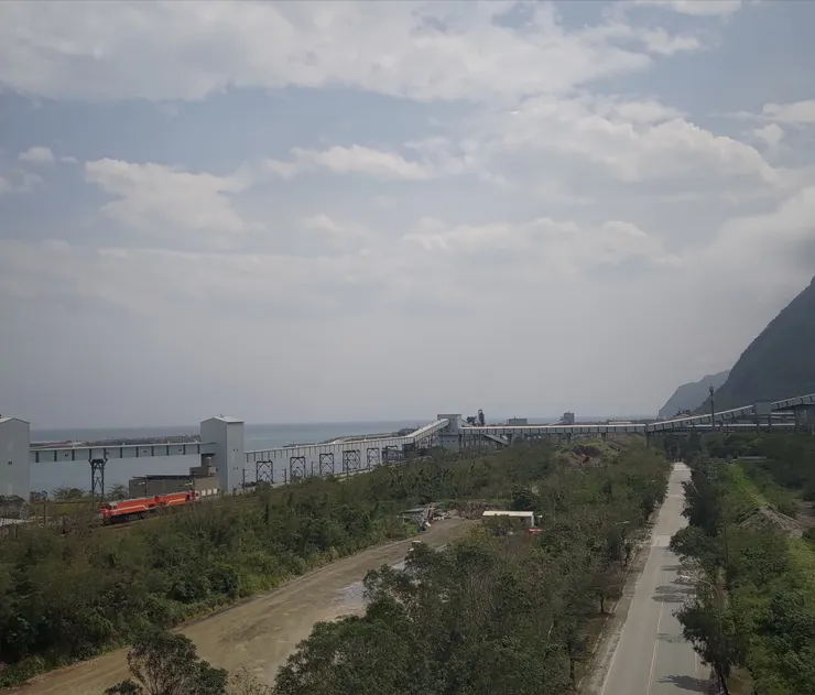 圖示：從蘇花改看蘇花安預定地、台泥和平廠、台鐵北迴線、中央山脈。圖片來源為張居隱：https://www.shutterstock.com/zh-Hant/image-photo/2621829951