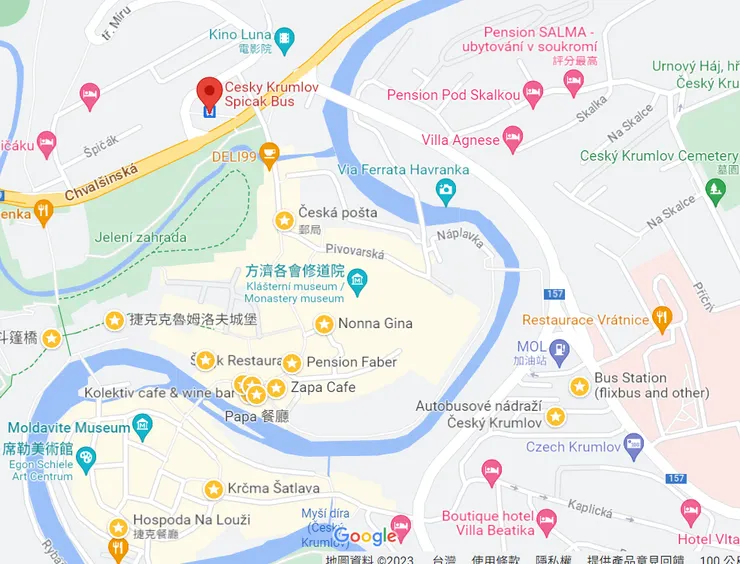 小鎮有兩個巴士站可以抵達，我是搭車到左上的巴士站