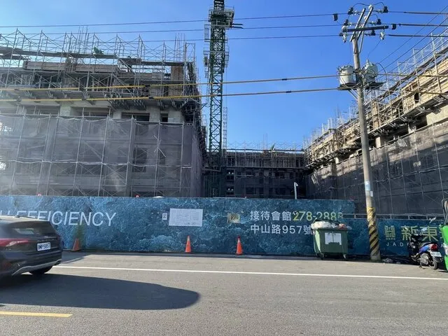 台南市府日前公告登革熱孳生源的營建工地，仁德區建案「新東琚」遭勒令停工至7/14日，經改善後已於7/16復工獲准。圖／台南衛生局提供

