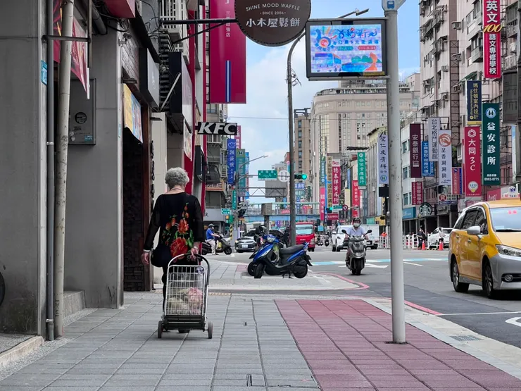 新北市三重區正義北路改善後人行道 市容更加美觀     圖/新北市政府養工處