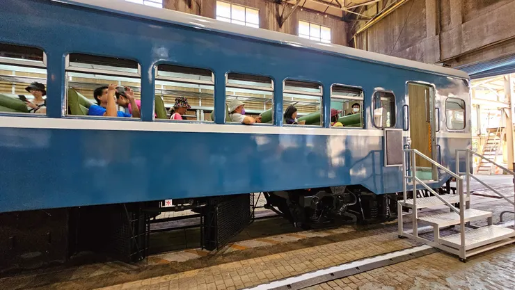 這是修復後的藍皮柴油客車!