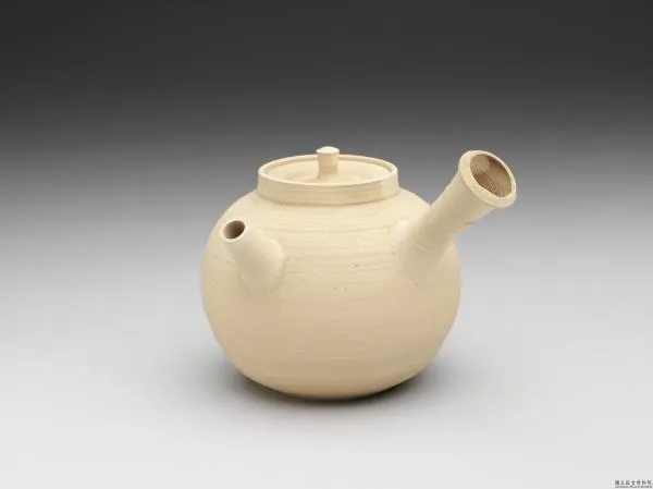 在台灣，國立博物館藏的白瓷茶壺別具特色。