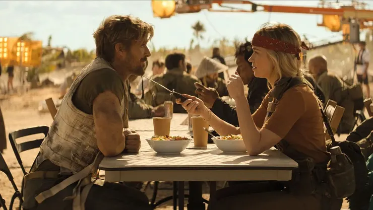 兩人試圖靠近彼此，卻又在試探距離。