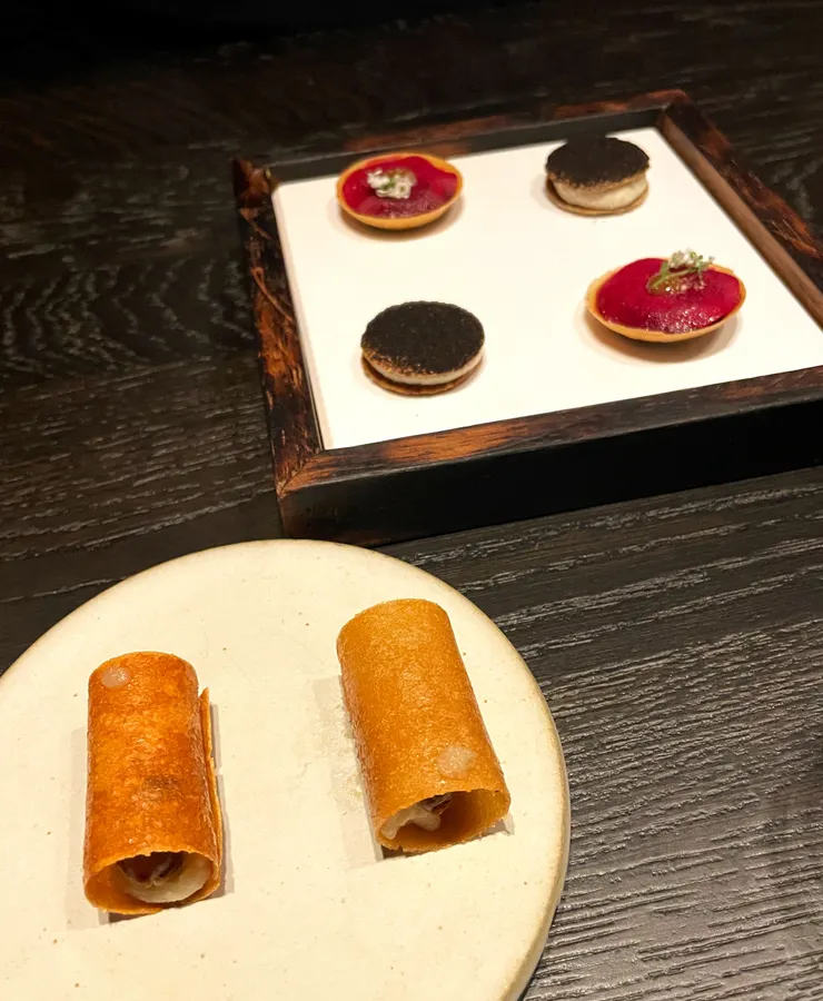 Amuse bouche。酥脆的捲狀物有法國自產的味噌和朝鮮薊，個人最愛。