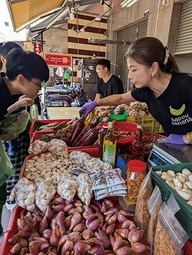▲從菜市場認識地方。