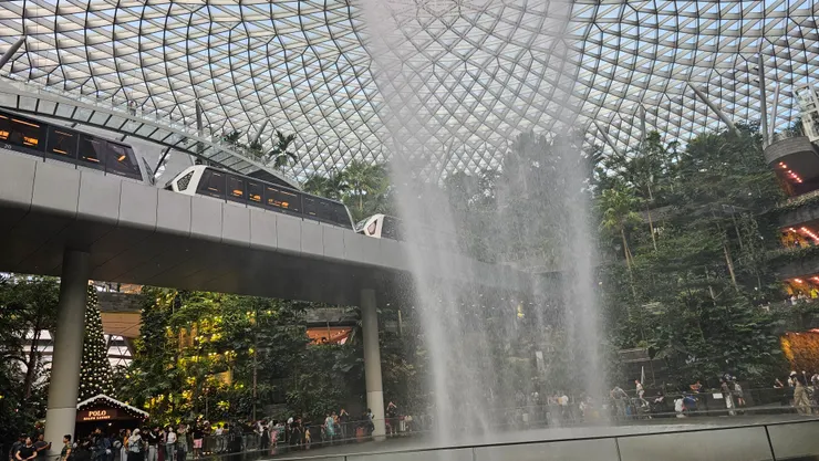 左邊是樟宜機場管制區外往返第三航廈和第二航廈的電車!