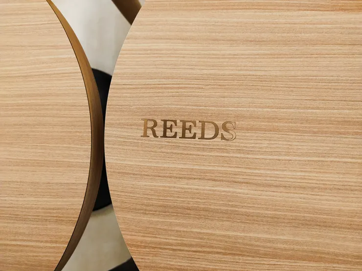 圓桌鑲上招牌英文字