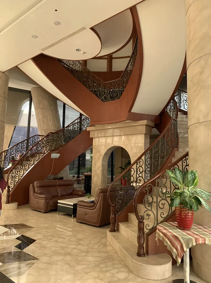 大廳右側樓梯上去就是健身房。