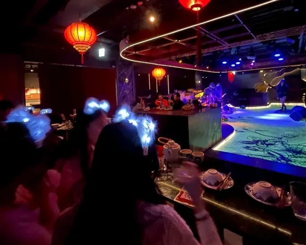 ▲我們坐的離舞台很近