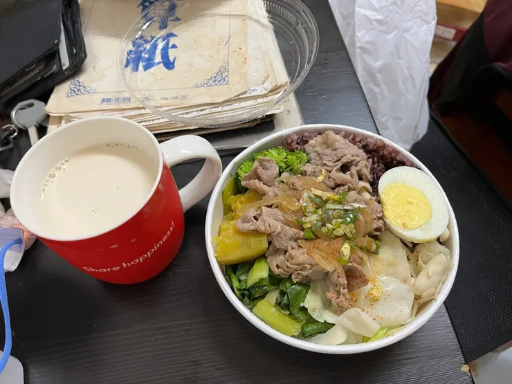 自製紅茶拿鐵+上次向隅的壽喜牛五花飯少。