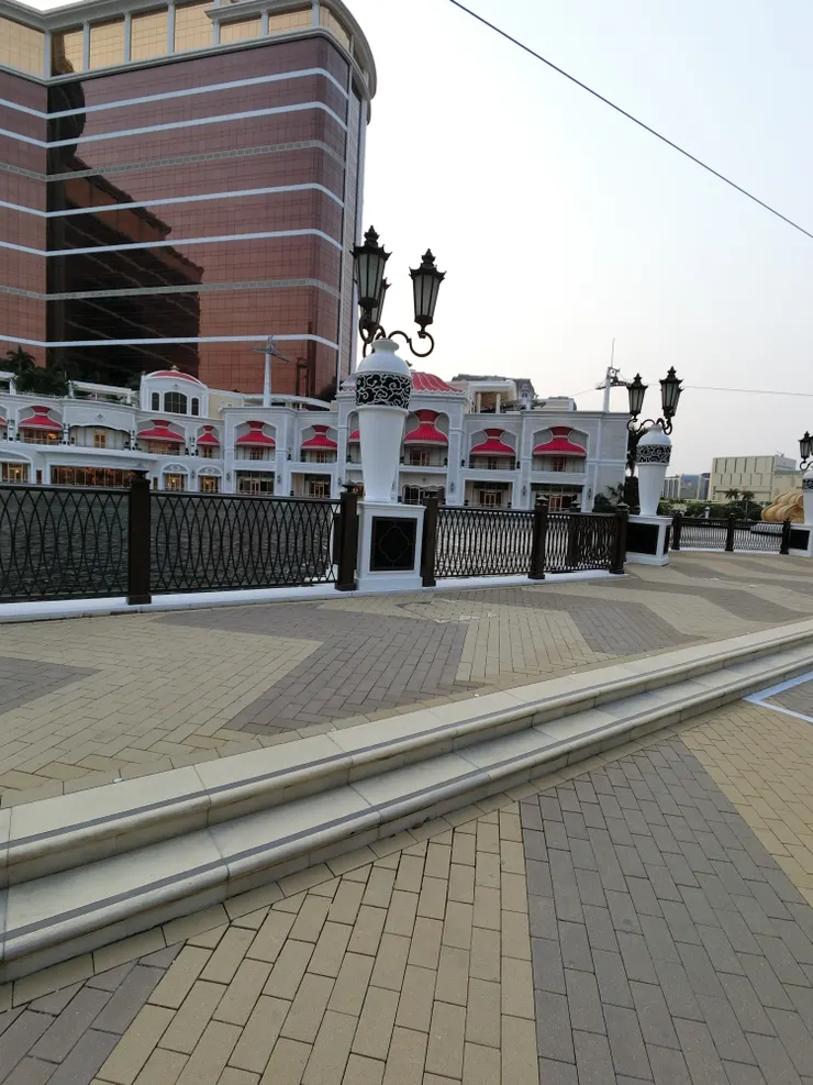 這裏不是威尼斯人，卻有個人工大湖，感覺很有歐陸情懷和寫意。