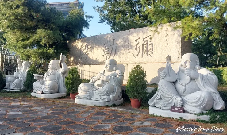 ▲新竹峨眉「大自然文化世界-彌勒殿」/圖片來源:Betty's Jump Diary