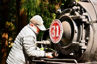 師傅準備打開鍋爐檢查