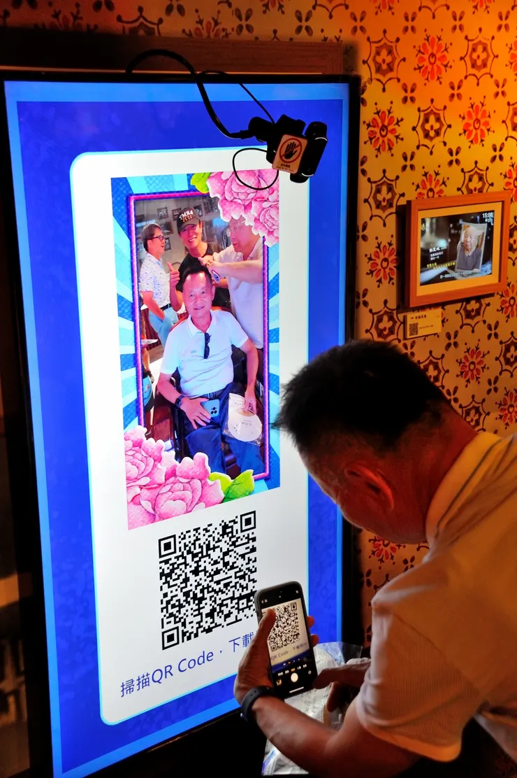 【前面有鏡頭拍照,攝像後掃描QR Code即可下載到手機。】