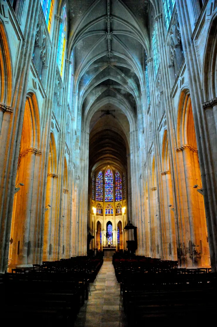 【要光有光彩色玻璃窗令人嘆嗟 仰之彌高無數拱柱連環接穹頂】