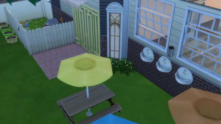 這些有太陽傘的餐桌椅用來給師生們吃午飯時使用，課餘時他們也愛聚在這裏談天。