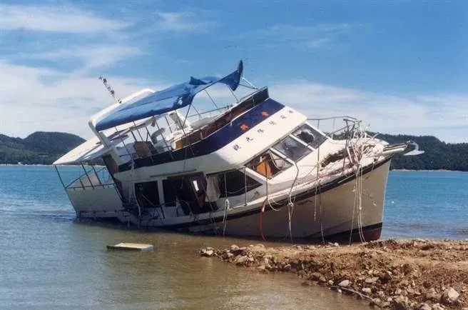 擱置在岸邊的興業號，網路截圖。