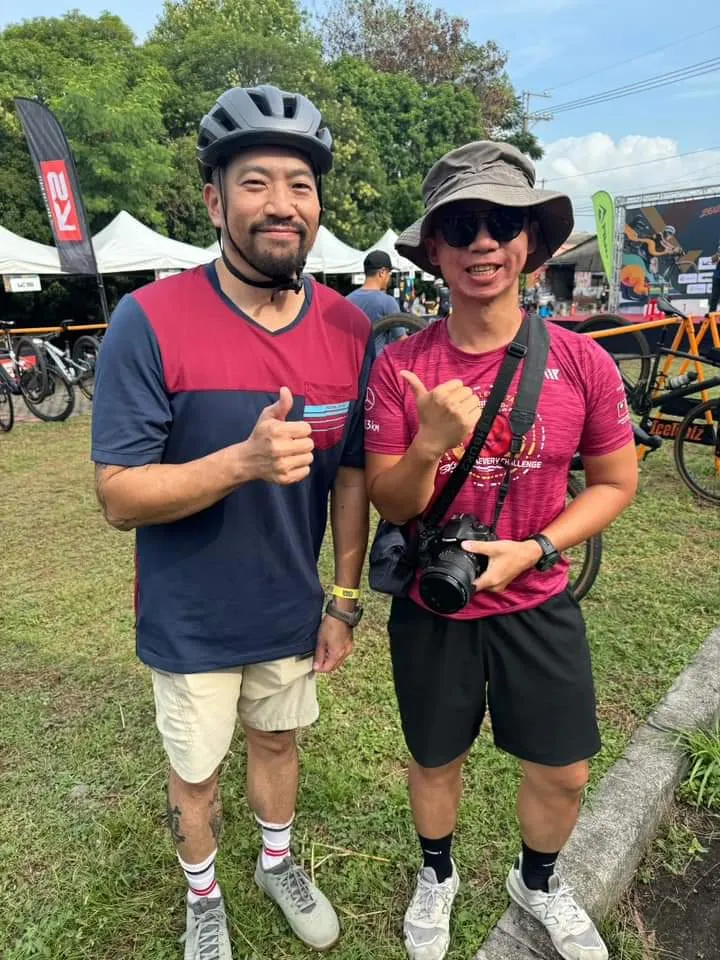 更多的車友合照，但是此時的我其實因為睡眠不足而頭昏昏的~