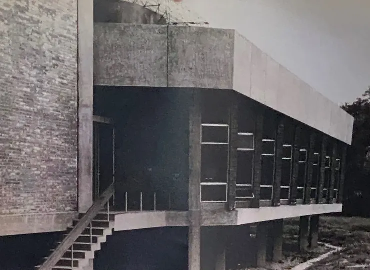 西側原本設計有一座樓梯，為方便管理而被拆除了。現成為一個戶外端景。