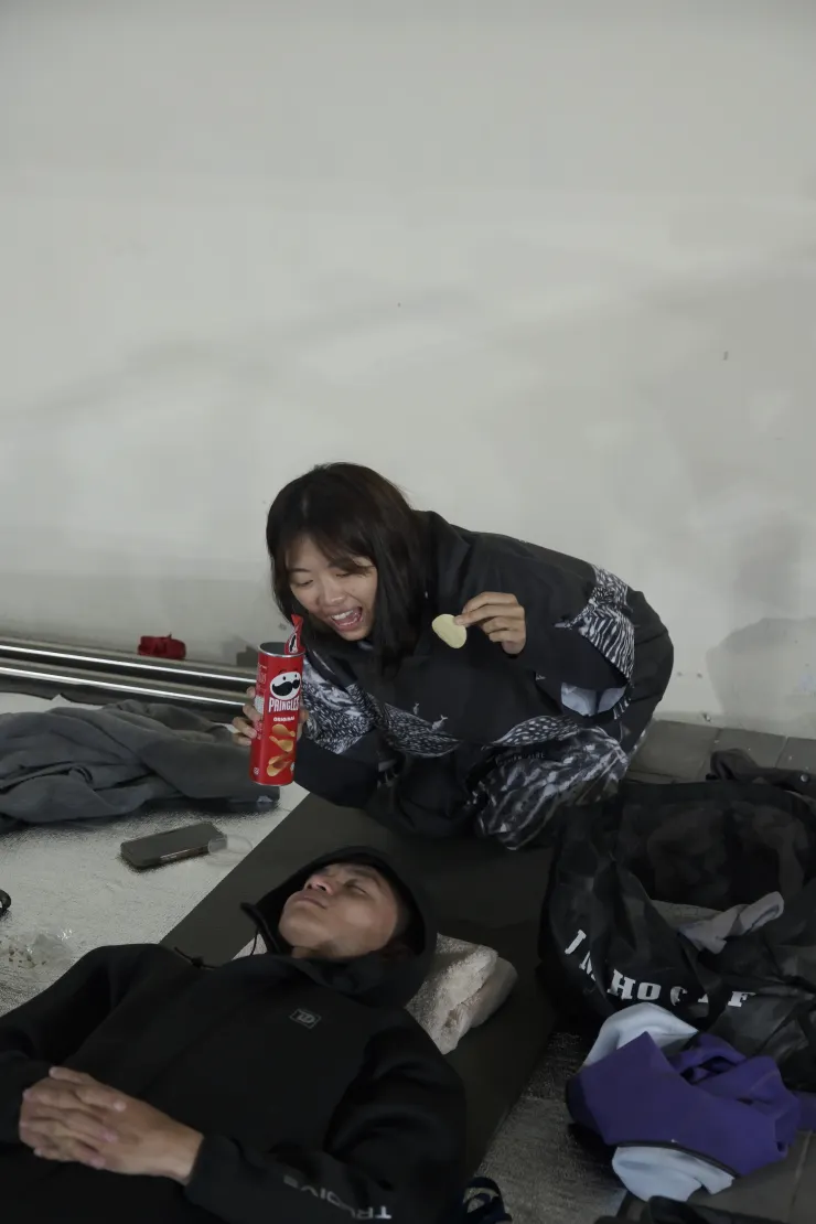 在場邊大家都在睡覺、冥想、休息、拉伸